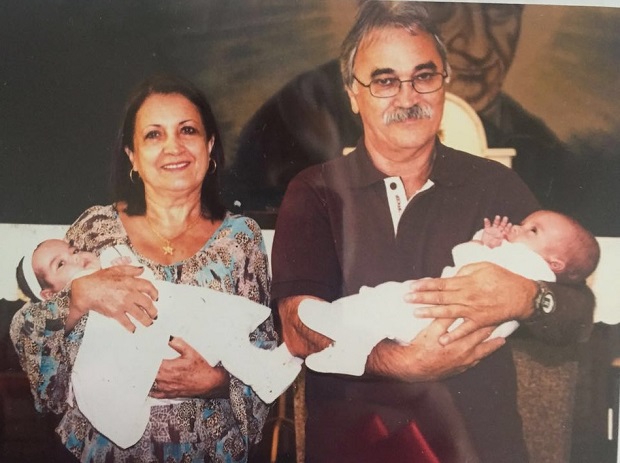 Arlindo Bessa Neto (1950-2016), com a mulher, Valmira, e os netos Joo e Helena, gmeos