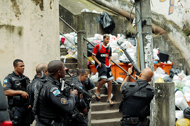 Policiais durante tiroteio no Pavo/Pavozinho