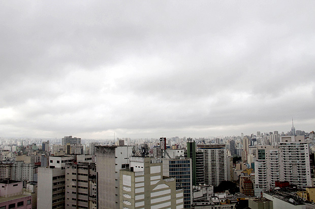 Fim de semana comear com tempo nublado e chuvoso na capital paulista aps passagem de frente fria