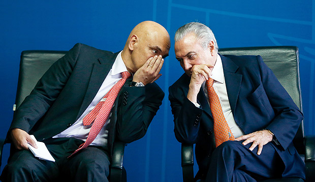 O presidente Michel Temer conversa com o ministro da Justia, Alexandre de Moraes, em julho