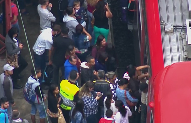 Passageiros se aglomeram para embarcar na estao Perus, da linha 7-rubi da CPTM