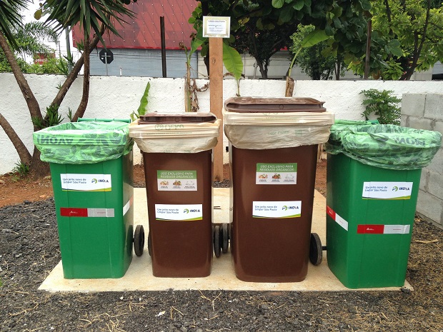 Caixas coletoras de orgnicos usadas para recolher as sobras das feiras livres que so destinadas ao ptio de compostagem desde setembro de 2015