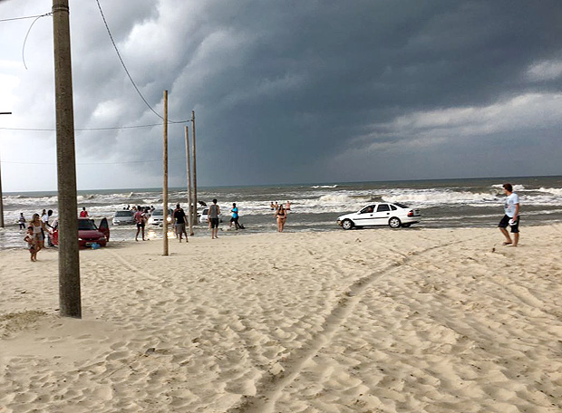 Forte temporal atinge praia em Balneário Rincão, em Santa Catarina
