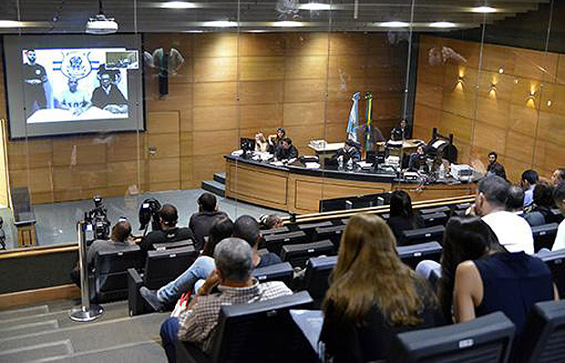 Fernandinho Beira-Mar participa de julgamento pelo sistema de videoconferncia 