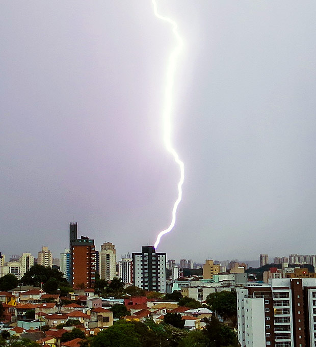 Nuvens carregadas e raios durante pacanda de chuva na zona oeste de São Paulo