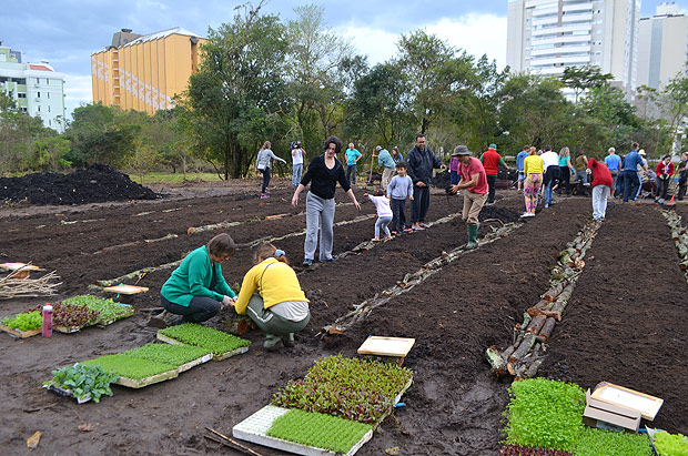 Mutiro realizado em agosto de 2016 para o plantio da horta comunitria no Parque Jardim Botnico de Florianpolis