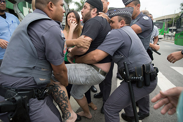 Homem  detido em confuso em frente ao Mercado Municipal da Lapa
