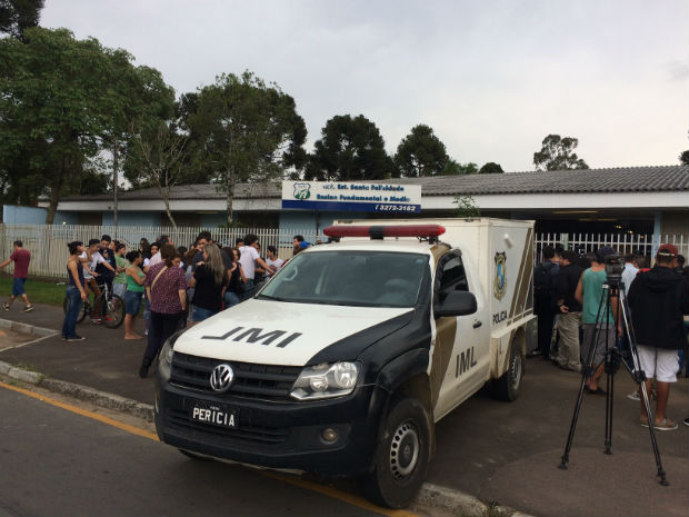 Carro do IML em frente ao Colégio Estadual Santa Felicidade, onde um adolescente morreu