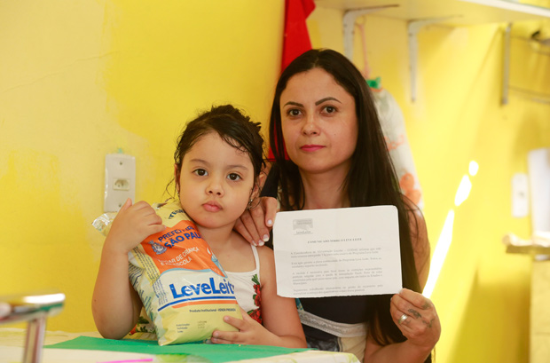 Keti Soares,37, no consegue o leite da filha Kemilly, 3