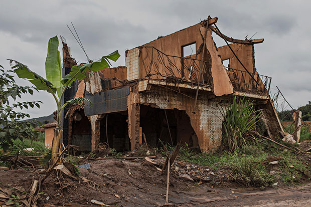 Casa destruda pela lama em Bento Rodrigues, vilarejo de Mariana (MG) 