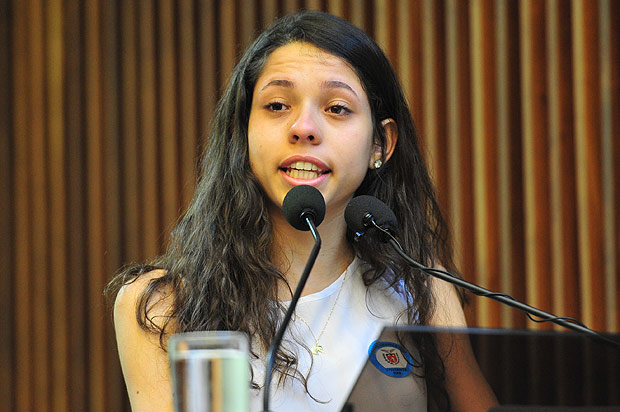 A estudante Ana Julia Pires Ribeiro participa da sesso da Assembleia Legislativa do Paran e defende ocupao das escolas