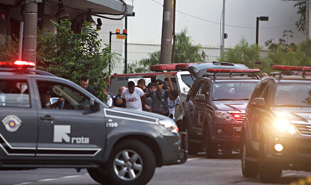 Carros da PM durante operao na zona oeste de So Paulo