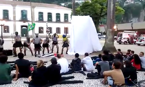 PM interrompe peça de teatro em praça e prende ator em Santos, no litoral paulista