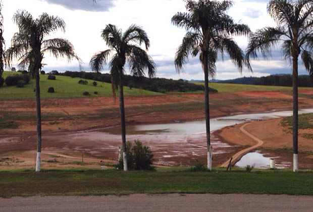 Imagens da represa Jaguari-Jacare em janeiro de 2011, fevereiro de 2015 e outubro de 2016 (da esq. para a dir.) 