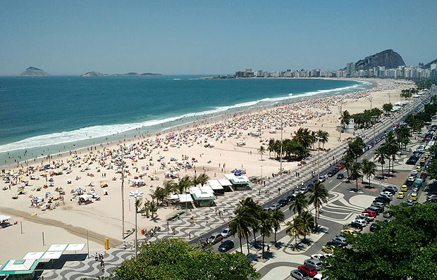 Banhistas nas praias do Leme e Copacabana em dia de calor no Rio de Janeiro