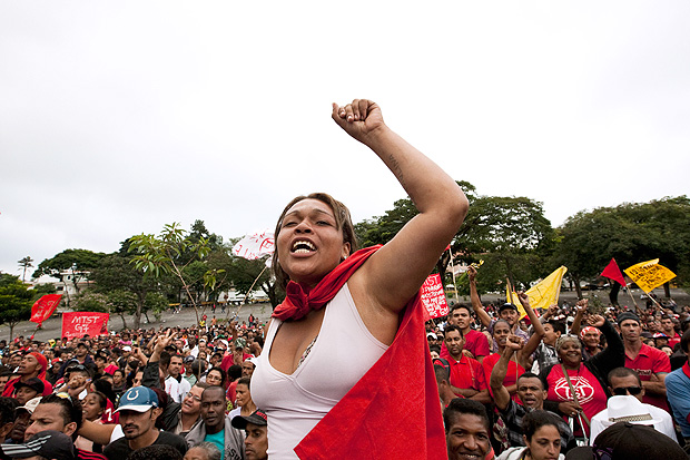 Membro do MTST (Movimento dos Trabalhadores Sem-Teto) comemora permanncia de ocupaes em Santo Andr e em Embu das Artes, na Grande SP