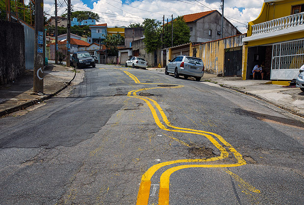 Rua Diogo Botelho, na Vila Guilhermina, antes e depois dos reparos da prefeitura