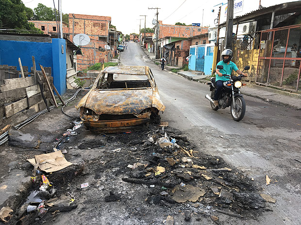 Carro queimado no sábado (29), em Manaus, em protesto após desaparecimento de três jovens