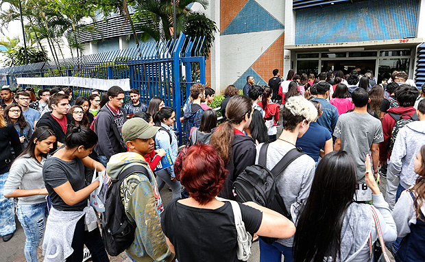 SAO PAULO, SP, 05.11.2016: - Movimentacao, fila e chegada dos alunos que irao prestar o ENEM, na porta da UNIP da rua Apeninos no bairro da Aclimacao em Sao Paulo. (Foto: Bruno Poletti/Folhapress, FSP-COTIDIANO) ***EXCLUSIVO FOLHA***