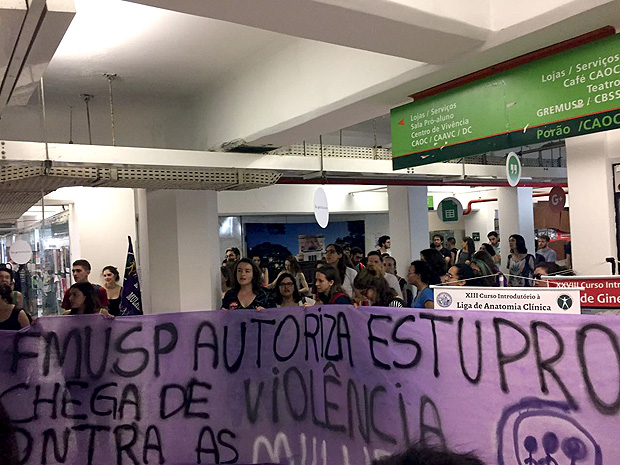 Estudantes da USP protestam contra formatura de aluno acusado de estupro de universitárias