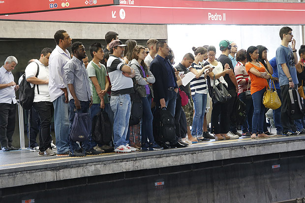 Usurios aguardam trem em plataforma lotada da estao Dom Pedro 2 da linha 3-vermelha=