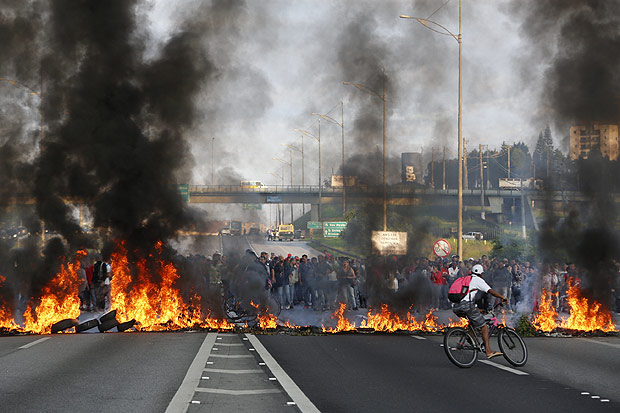Militantes do MTST ateiam pneus durante protesto contra a PEC do Teto na rodovia Anchieta no dia 11