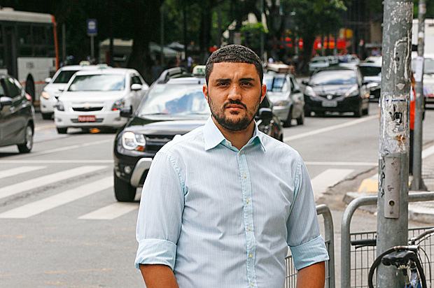 O analista de negcios Israel Rios, 27, reclama do Uber Pool