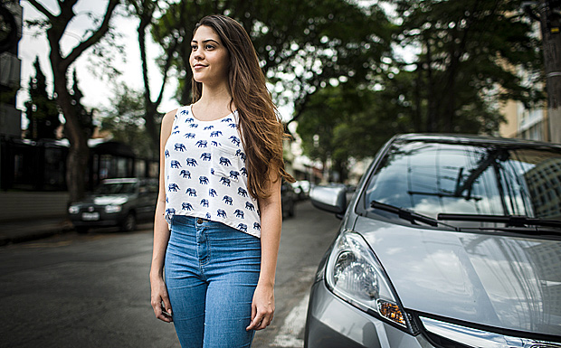 A estudante Dora Figueiredo, 22, reclama de assdio por desconhecidos no Uber Pool