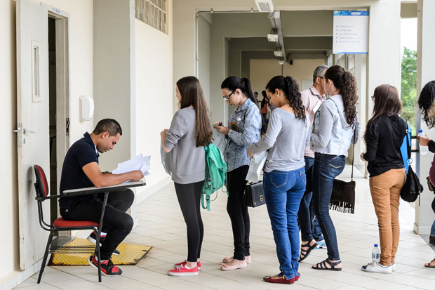Estudantes se preparam para fazer exame da 1ª fase no campus da Unesp em Franca, no interior de SP