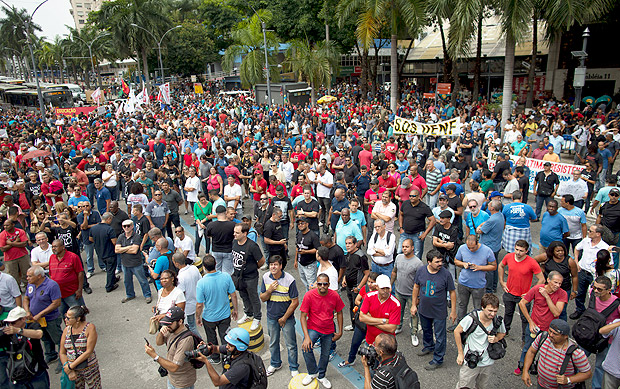 Protesto de servidores na entrada da Assembleia Legislativa do Estado do Rio