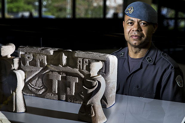 O soldado da PM Joaquim Lima Sales produz escultura no fundo de sua casa no litoral paulista