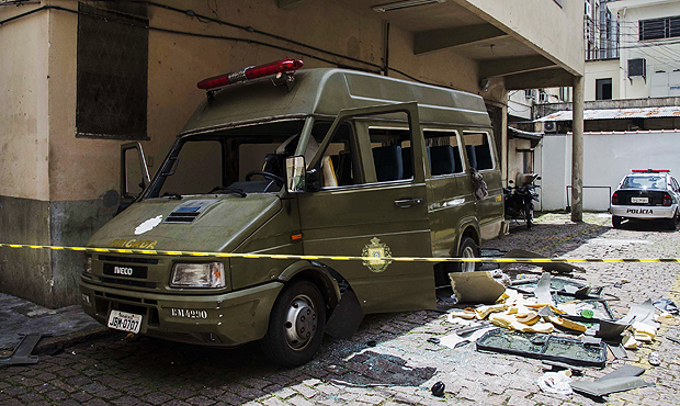 Micro-ônibus depredado por presos no pátio interno do Palácio da Polícia de Porto Alegre (RS) 