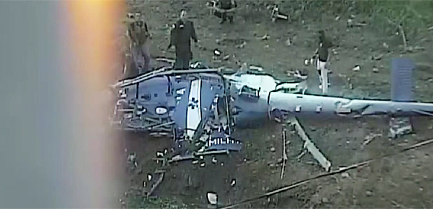 Helicóptero cai na área da Cidade de Deus e quatro PMs morremImagem do helicóptero caído foi flagrada por câmera da prefeitura.Local foi palco de tiroteios neste sábado (19)