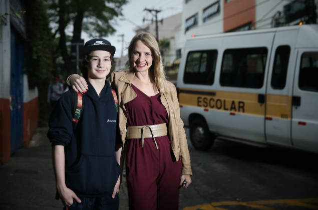 Desempregada, Fabiana Mello contou com o seguro educacional para manter Victor na escola 