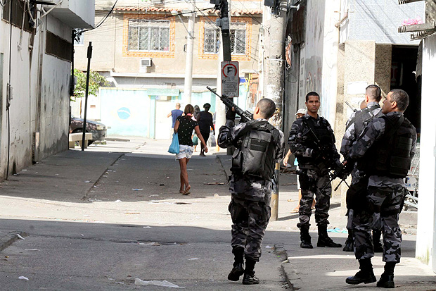 PM ocupa Cidade de Deus, no Rio, neste domingo; operação ocorre após queda de helicóptero na região