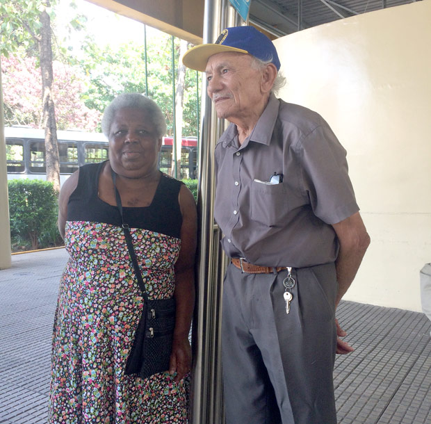 Maria Aparecida da Silva, 63, ao lado do marido, aguarda ônibus para mais uma consulta médica 