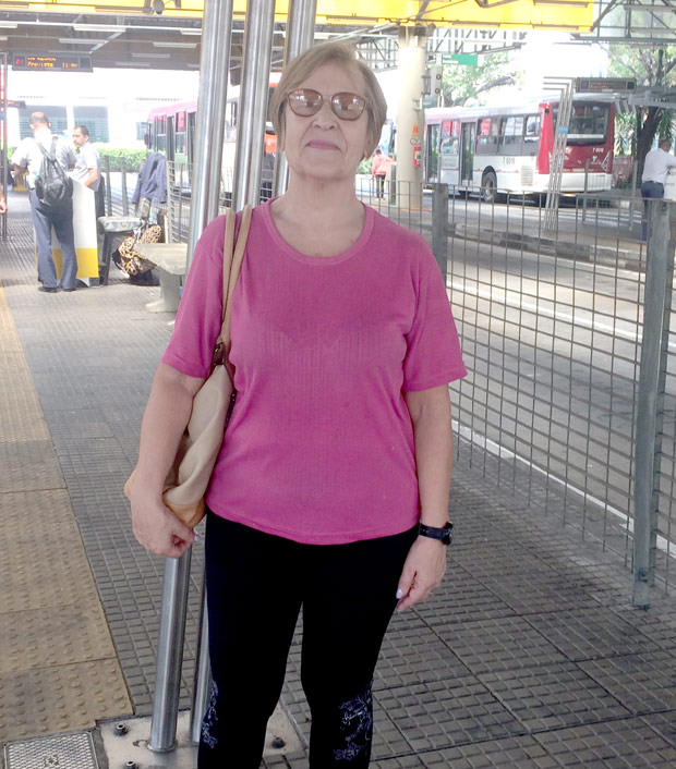 supervisora de telemarketing Azalea Capella, 63, aguarda ônibus no terminal Princesa Isabel para ir ao trabalho
