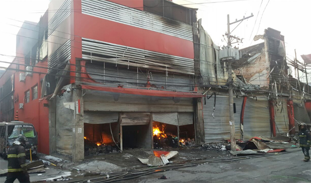 Incndio de grande proporo atinge centro de compras na regio do Brs, centro de So Paulo