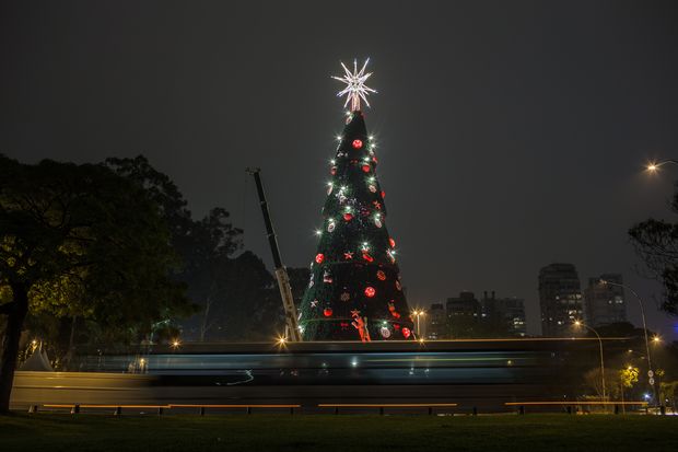 S�O PAULO, SP, BRASIL, 25-11-2016: �rvore de Natal que ser� inaugurada neste s�bado (26). Neste ano, assim como em 2015, ela ser� bem menor (35 metros de altura. Em anos como 2008 e 2009, ela j� chegou a ter 70 metros. O patroc�nio tamb�m encolheu. Antes era o Bradesco, agora � a Femsa (Coca-Cola). (Foto: Avener Prado/Folhapress, COTIDIANO) C�digo do Fot�grafo: 20516 ***EXCLUSIVO FOLHA***