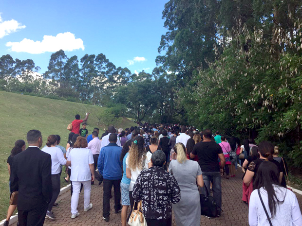 Parentes e amigos caminham por cemitério antes do enterro de noiva morta na queda de um helicóptero 