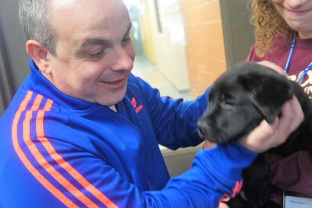 O advogado Marcelo Panico, 47, com um dos filhotes que será treinado para ser cão-guia, no centro de treinamento em Michigan