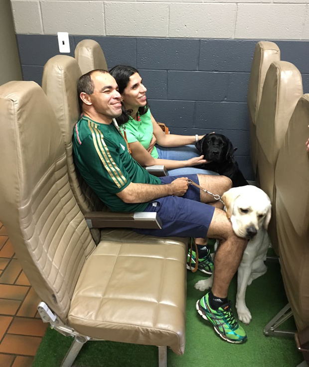 Genivaldo e Kátia treinam com Wayne e Valen, seus novos cães-guia, como será voar de avião com eles
