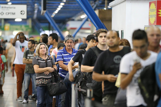 Passageiros em fila na bilheteria da estao Barra Funda do Metr de So Paulo