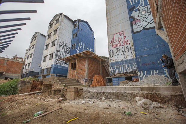Favela erguida dentro do conjunto habitacional Cingapura, na marginal Pinheiros, no Jaguaré (zona oeste)