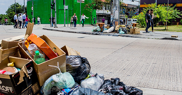 Lixo acumulado em rua da regio de Pinheiros, na zona oeste de So Paulo