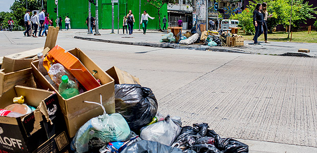 Lixo acumulado na rua Pais Leme, em Pinheiros na zona oeste de So Paulo.