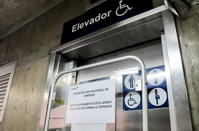Escadas rolantes e elevadores ficam parados e dificultam locomoo nos terminais rodovirios de So Paulo; imagem mostra restrio na rodoviria do Tiet