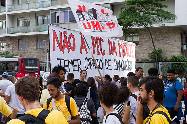 SAO PAULO, SP, 13.12.2016: Ato Contra a PEC 55 - Manifestantes, entre a maioria da Universidade de Sao Paulo (USP), durante ato contra a PEC55. Concentracao na Praça do Ciclista, Avenida Paulista na regiao central da cidade de Sao Paulo (SP), na manha dessa terca-feira (13). (Foto: Kevin David / A7 Press). *** PARCEIRO FOLHAPRESS - FOTO COM CUSTO EXTRA E CRDITOS OBRIGATRIOS ***