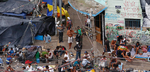 Sem represso policial, feira de drogas opera livremente em rua do centro de So Paulo.
