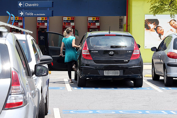 Mulher estaciona em vaga de idoso em supermercado de SP